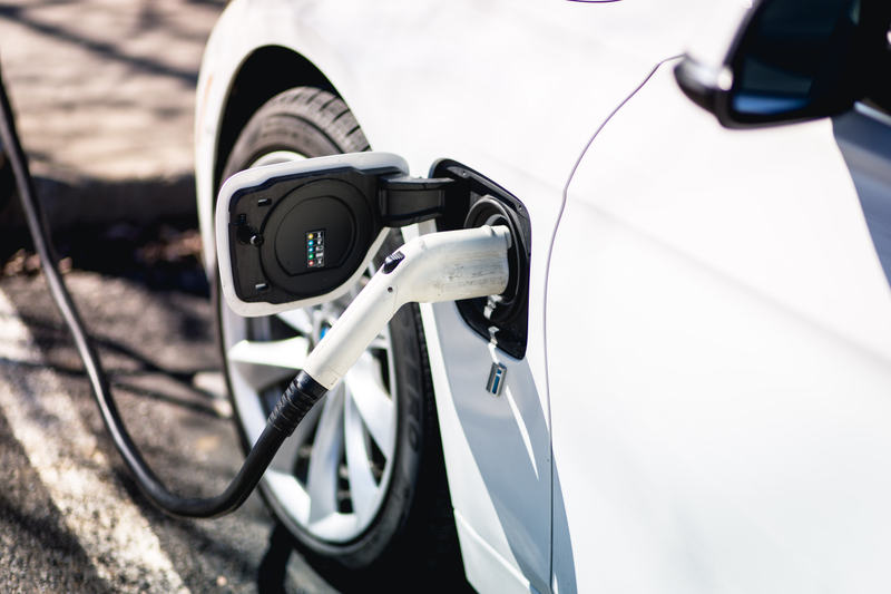 Illustration for article titled 2017 BMW 330e Plug-In Hybrid: The Jalopnik Review